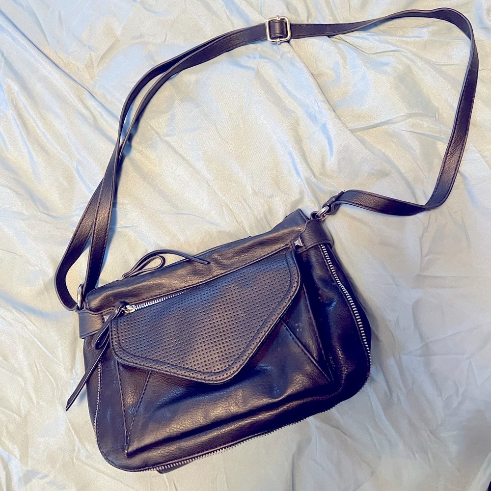 Black Jessica Simpson purse with zipper details and leopard lining